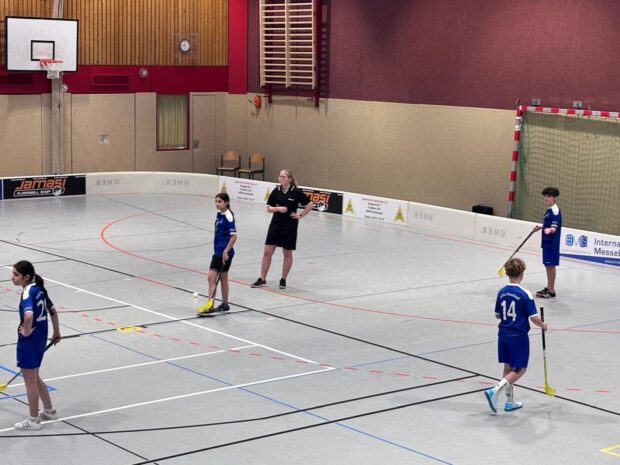 Floorball-Turnier: Pokal nur für Lehrer:innen